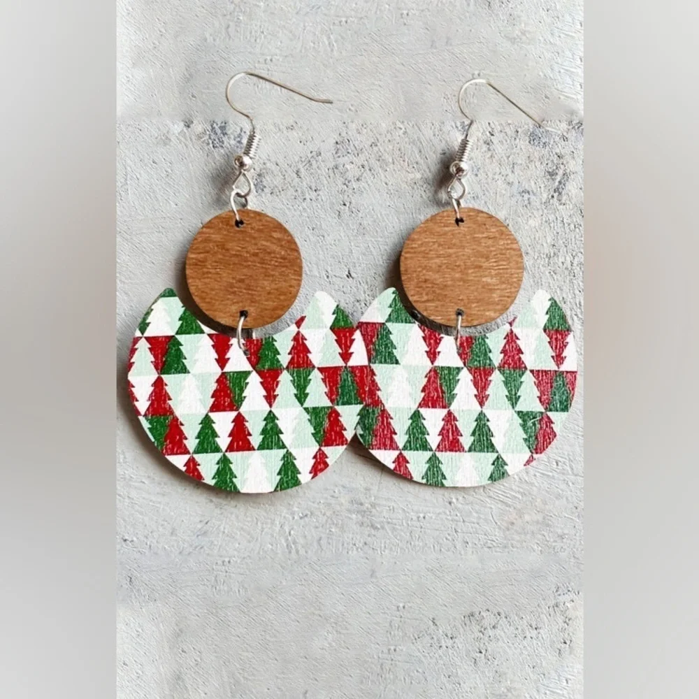 NEW Boutique Classic Wooden Dangly Earrings with Checkered Christmas Tree Design